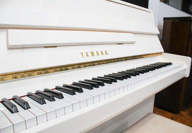 Piano Vertical Yamaha JU-109WH Blanco